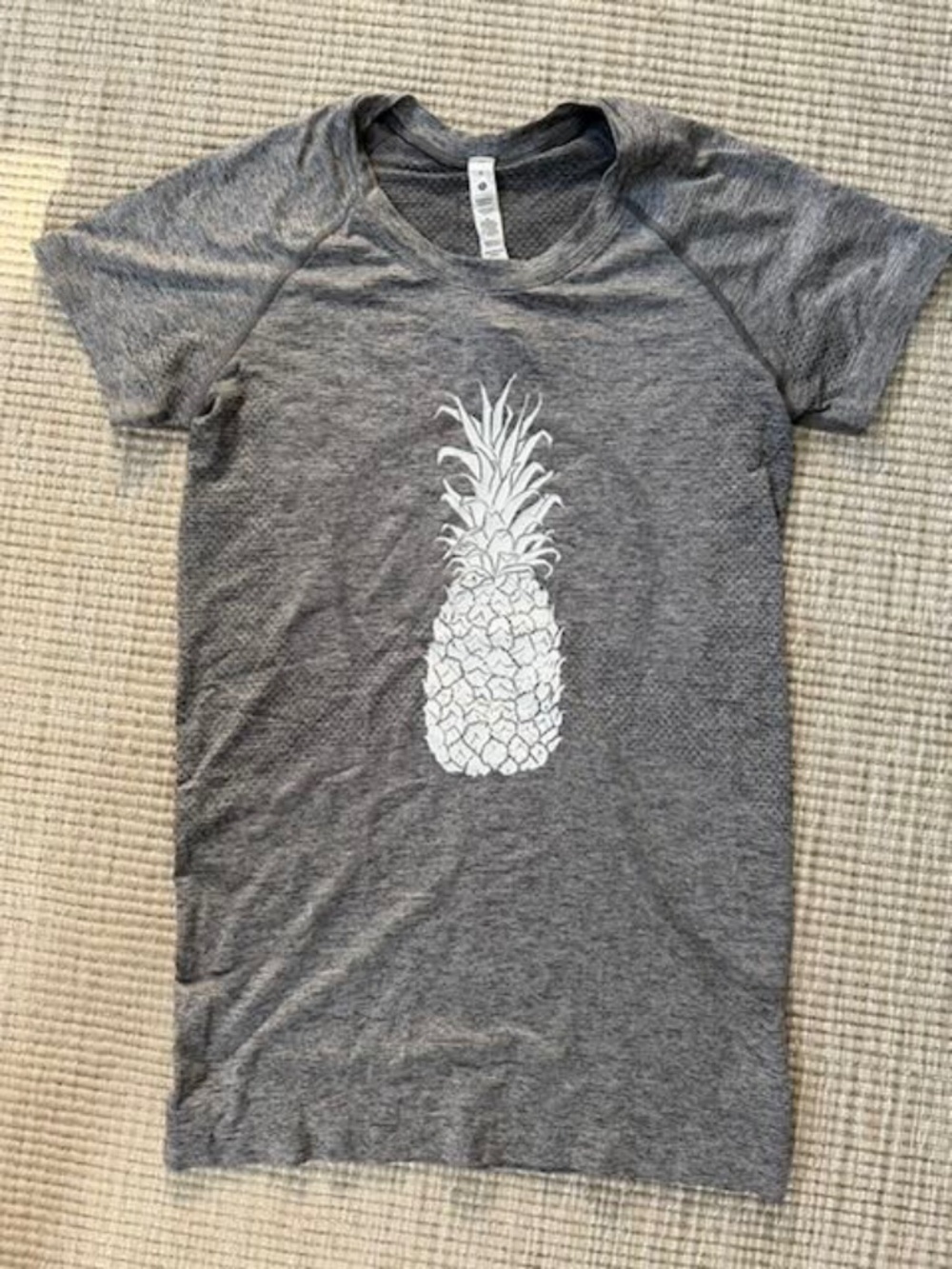 Lululemon Swiftly Tech Short Sleeve Hip Length with Maui Pineapple  Size 6